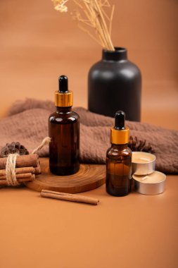 Kahverengi masa üzerinde gerekli yağ, tarçın ve anason yağı şişesi