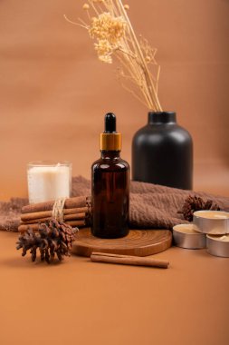 Doğal kozmetik ürünleri ve ahşap arka planda gerekli yağ
