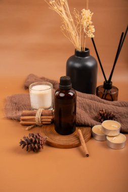 Cam şişedeki doğal yağ ve ahşap masadaki kuru tarçın çubukları. Doğal spa tedavisi.