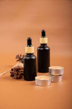 Bej arka planda doğal cilt bakım ürünleri