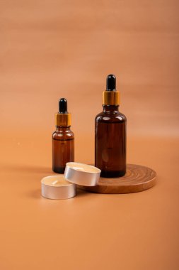 Cilt bakımı şişesi, yüz kremi ve kremi beyaz arka planda. Cilt bakım ürünü. Boşluğu kopyala.