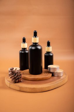 Ahşap masa üzerindeki yağ şişesiyle spa konsepti