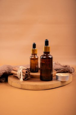 Kahverengi ahşap arka planda gerekli yağ şişesi, yakın plan, spa