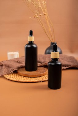 Kahverengi ve kahverengi taşlı kozmetik şişeler