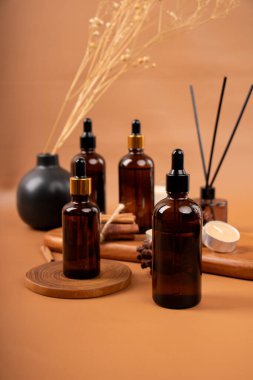 Yağlı şişeler ve kuru sazlıklar.