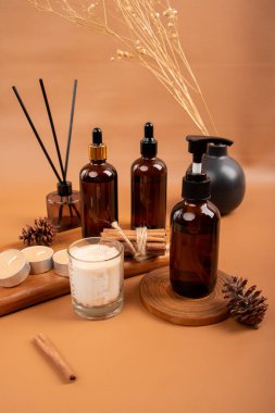 Kahverengi ahşap masada doğal kozmetik ürünleri