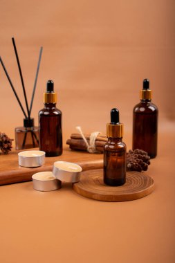 Beyaz arka planda kozmetik şişelerle ayarlandı.