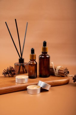 Doğal kozmetik ürünler seti, ahşap arka planda gerekli yağlar ve şişeler