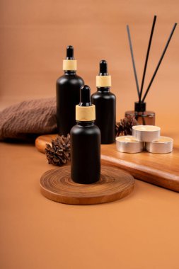 Kahverengi arka planda doğal kozmetik ürünleri ve yağ şişelerinin bileşimi. spa tedavisi ve güzellik konsepti