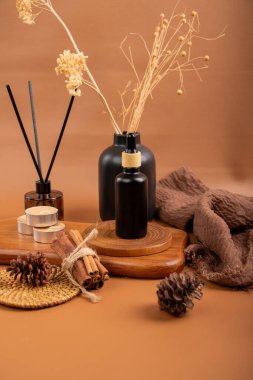 Spa konsepti. Spa ürünleri, yağ, mumlar, çiçekler ve bir şişe gerekli yağ