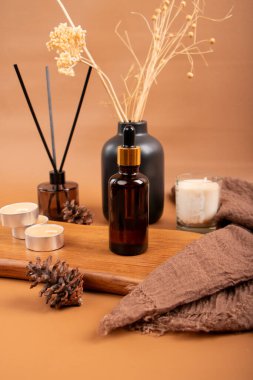 Kahverengi ahşap masa üzerinde temel yağ ve spa ürünleri