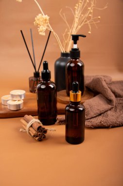 Yağ ve havlu şişesiyle kaplıca ve sağlık konsepti.
