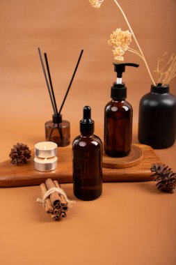 Ahşap masa üzerinde spa ürünleri ile kompozisyon