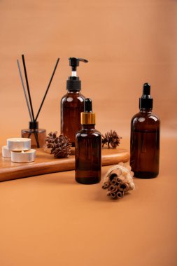 Bej arka planda yağ ve tarçın çubukları olan spa kompozisyonu