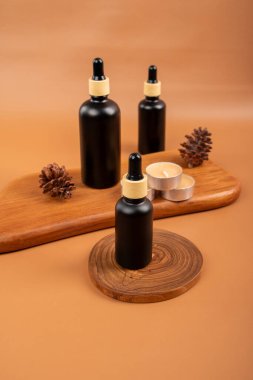 Ahşap masanın üzerinde kozmetik ürünler olan şişeler. spa ve güzellik konsepti