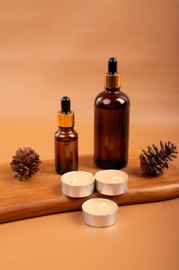 Beyaz arka planda gerekli yağ şişeleri