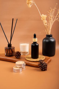 Bej arka planda kozmetik şişeleri ve kozmetik ürünleri.