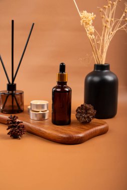 Yağ, tarçın çubukları ve anason içeren kozmetik şişeleri.