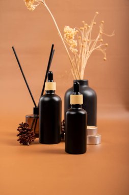 Renkli arka planda gerekli yağ ve çiçek şişesi