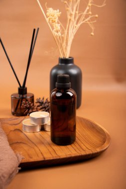 Spa ve sağlık konsepti. aromaterapi yağı, gerekli yağ şişesi, ahşap arka planda gerekli yağ.