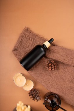 Kahve fincanı ve kahve çantalı düz kompozisyon.