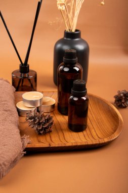 Kahverengi arkaplan üzerine spa ürünleri içeren kompozisyon