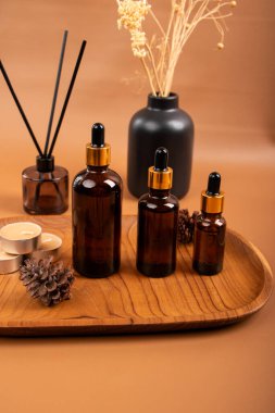 Temel yağlı şişeler ve ahşap arka planda çiçekler.