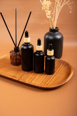 Spa konsepti. Ahşap arka planda spa ürünleri ve yağ şişeleri