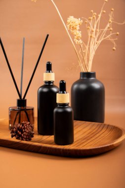 Ahşap masada gerekli yağ, çiçek ve tohum şişeleri