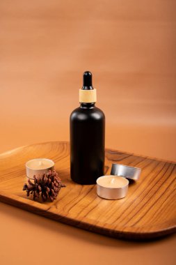 Ahşap bir tahtanın üzerinde gerekli yağ ve kuru lavanta şişesi. Spa konsepti. Doğal kozmetik ürünleri.