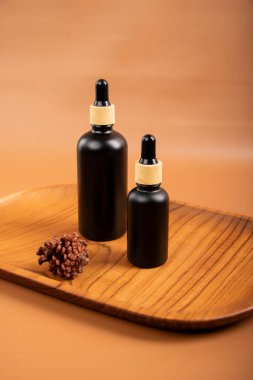 Kahverengi şişeli siyah kahve çekirdekleri ahşap arka planda