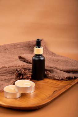 Kahverengi arka planda temel yağ içeren spa bileşimi