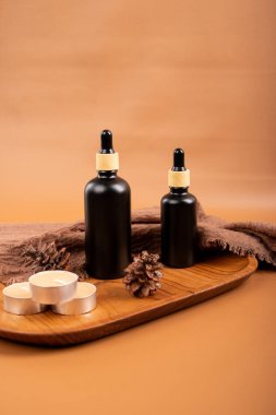 Siyah zemin üzerinde gerekli yağ şişeleriyle spa bileşimi