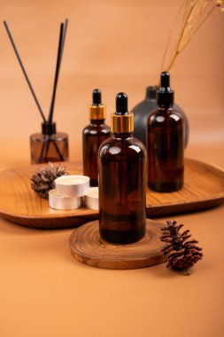 Ahşap arka planda doğal yağlı şişeler.