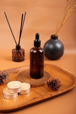 Doğal kozmetik ürünleri seti ve ahşap zemin üzerinde gerekli yağlar ve metin için yer var.