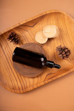 Masada şarap şişesi var.