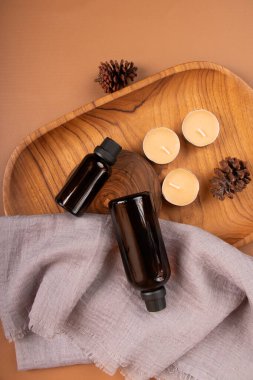 Spa konsepti. Ahşap zemin üzerinde doğal kozmetik ürünleri ve doğal ürünler, kopyalama alanı