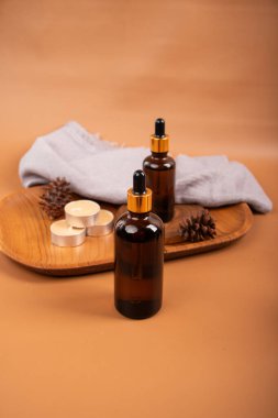 Doğal bir yağ şişesi ve ahşap masada taze biberiye.