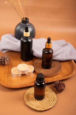 Ahşap masa üzerinde spa ürünleri şişeleri ile kompozisyon