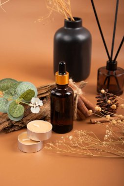 Ahşap arka planda spa ürünleri içeren kompozisyon.