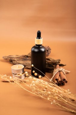 Kahverengi kahverengi ve beyaz kozmetik kaplamalı serum şişesi.