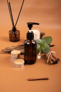 Kahverengi masada doğal kozmetik ürünleri olan doğal spa kompozisyonu.