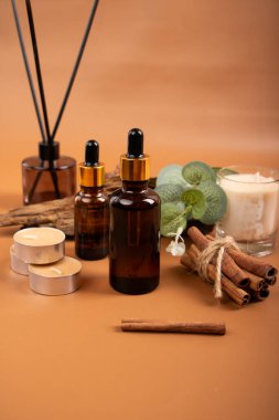 Kahverengi arka planda doğal kozmetik ürünleri içeren kompozisyon
