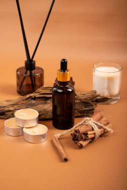 Cam bir şişede gerekli yağ, cam bir şişe ve kahverengi ahşap masada doğal kozmetik ürünü olan cam bir kavanoz. Spa ve sağlık.
