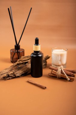 kahverengi arkaplanda temel yağlı ve kuru tarçınlı kompozisyon