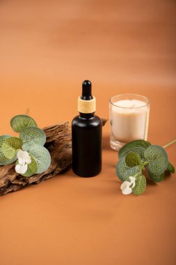 Doğal kahverengi arkaplanı olan doğal kozmetik ürünü..