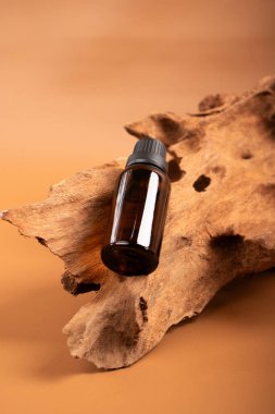 İçinde yağ ve taze biberiye bulunan bir şişe.