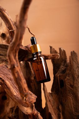 Yağ şişesi ve ahşap bir arka planda gerekli yağ şişesi.