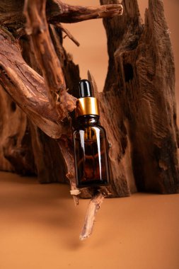 Kahverengi arka planda gerekli yağ şişesi.