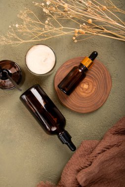 Temel yağlar ve havlular içeren spa konsepti